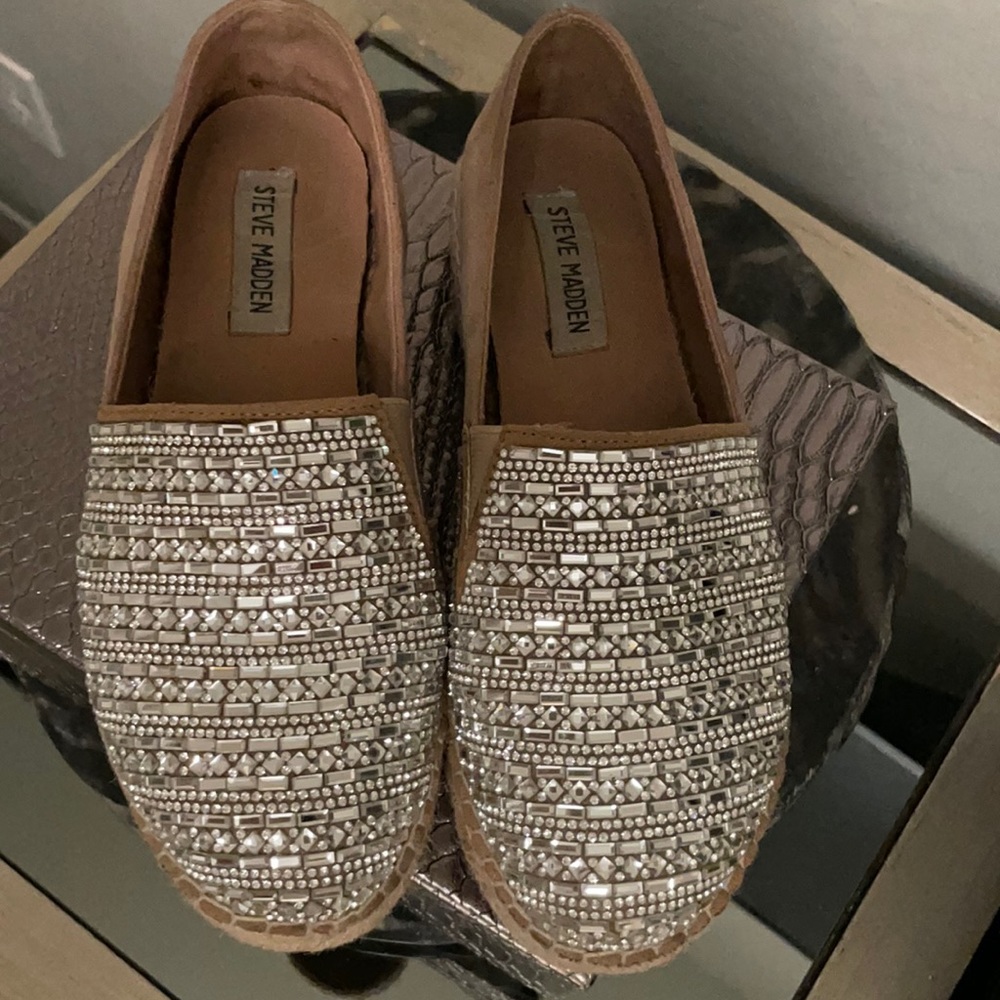 Steve Madden size 6 1/2 tan with silver stones